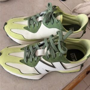 New Balance 327 figs Green & White Retro Runner Sneakers